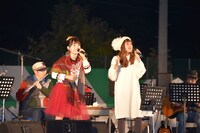 左から亜咲花、佐々木恵梨。