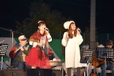 左から亜咲花、佐々木恵梨。