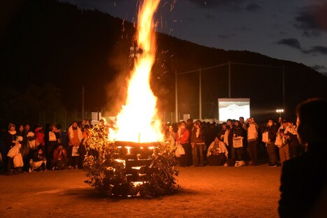 キャンプファイヤーの様子。