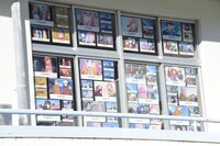 旧下部中学校。教室の窓にはアニメの場面写真がびっしりと貼られる。