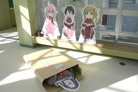 校舎の玄関でファンを迎える野外活動サークルメンバー。