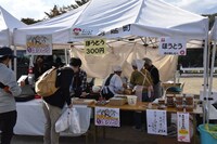出店ではほうとう、厚切りベーコン、坦々餃子鍋などを販売する。