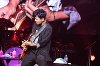 新藤晴一（ポルノグラフィティ）（撮影：山内洋枝）