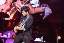 新藤晴一（ポルノグラフィティ）（撮影：山内洋枝）