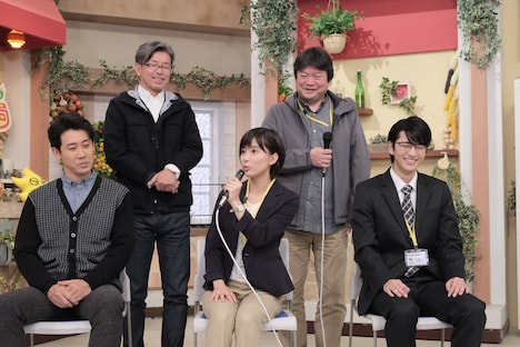 前列左から大泉洋、芳根京子、飯島寛騎。後列左から嬉野雅道プロデューサー、本広克行総監督。