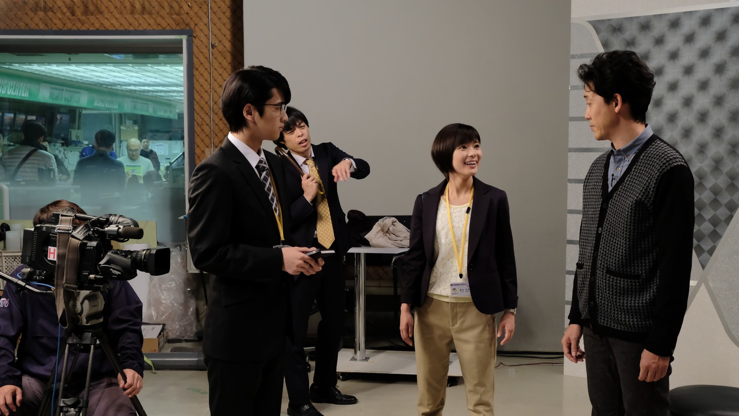 「チャンネルはそのまま！」の場面写真。