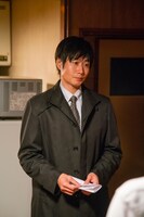 戸次重幸扮する捜査員。