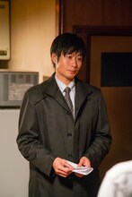 戸次重幸扮する捜査員。