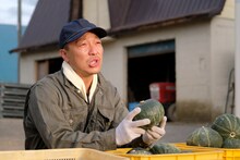 音尾琢真扮する農夫。