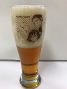 サイン会の会場で販売される「『のみじょし』お楽しみビールセット」のピルスナーグラスにビールを注いだ様子。