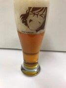 サイン会の会場で販売される「『のみじょし』お楽しみビールセット」のピルスナーグラスにビールを注いだ様子。みっちゃんのこの表情。