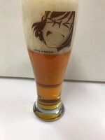サイン会の会場で販売される「『のみじょし』お楽しみビールセット」のピルスナーグラスにビールを注いだ様子。みっちゃんのこの表情。