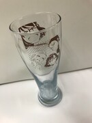 サイン会の会場で販売される「『のみじょし』お楽しみビールセット」のピルスナーグラス。