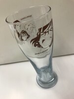 サイン会の会場で販売される「『のみじょし』お楽しみビールセット」のピルスナーグラス。