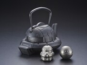 「南部鉄器 鉄瓶ZAKU」、手前左から「南部鉄器 鉄魂アッガイ」「南部鉄器 鉄魂ハロ」。