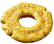 11月9日から12月25日まで展開されるクリスマス期間限定のドーナツ「リースファッション イエロースノー」。「ミスド ポケモン ドーナツ」の「お持ち帰りで会おう!セット」でも選ぶことができる。