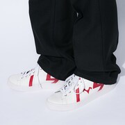 赤のセイバーモデルのスニーカー。