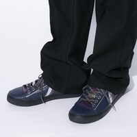 ルーラーモデルのスニーカー。