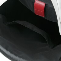 赤のセイバーモデルのバッグ。