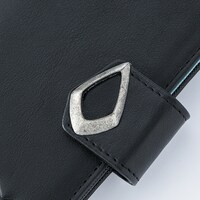 黒のアサシンモデルのスマートフォンケース。