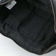 黒のアサシンモデルのスマートフォンケース。