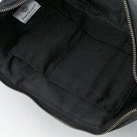 黒のアサシンモデルのスマートフォンケース。