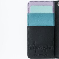 黒のアサシンモデルのスマートフォンケース。