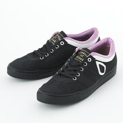 黒のアサシンモデルのスニーカー。