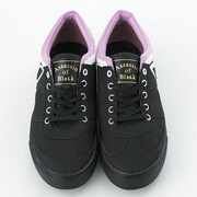 黒のアサシンモデルのスニーカー。