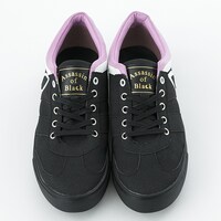 黒のアサシンモデルのスニーカー。