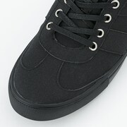 黒のアサシンモデルのスニーカー。