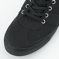 黒のアサシンモデルのスニーカー。