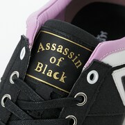 黒のアサシンモデルのスニーカー。