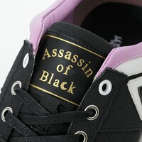 黒のアサシンモデルのスニーカー。