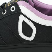 黒のアサシンモデルのスニーカー。