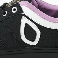 黒のアサシンモデルのスニーカー。