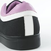 黒のアサシンモデルのスニーカー。