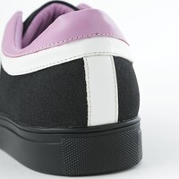 黒のアサシンモデルのスニーカー。