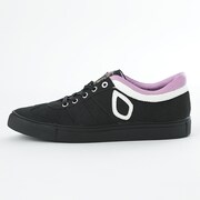 黒のアサシンモデルのスニーカー。