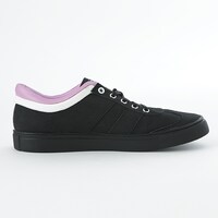 黒のアサシンモデルのスニーカー。