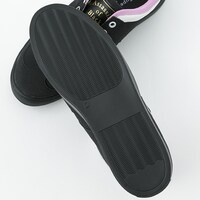 黒のアサシンモデルのスニーカー。