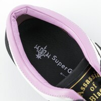 黒のアサシンモデルのスニーカー。