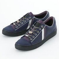 ルーラーモデルのスニーカー。