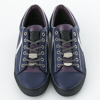 ルーラーモデルのスニーカー。