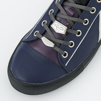 ルーラーモデルのスニーカー。