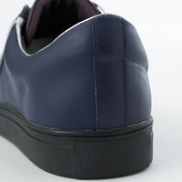 ルーラーモデルのスニーカー。