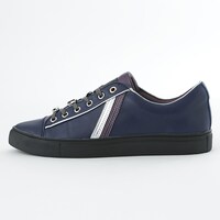 ルーラーモデルのスニーカー。