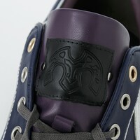 ルーラーモデルのスニーカー。