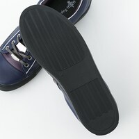 ルーラーモデルのスニーカー。