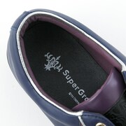 ルーラーモデルのスニーカー。